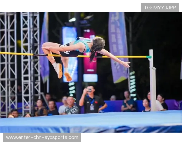 跳高选手加强助跑踩点稳定性，试跳表现良好